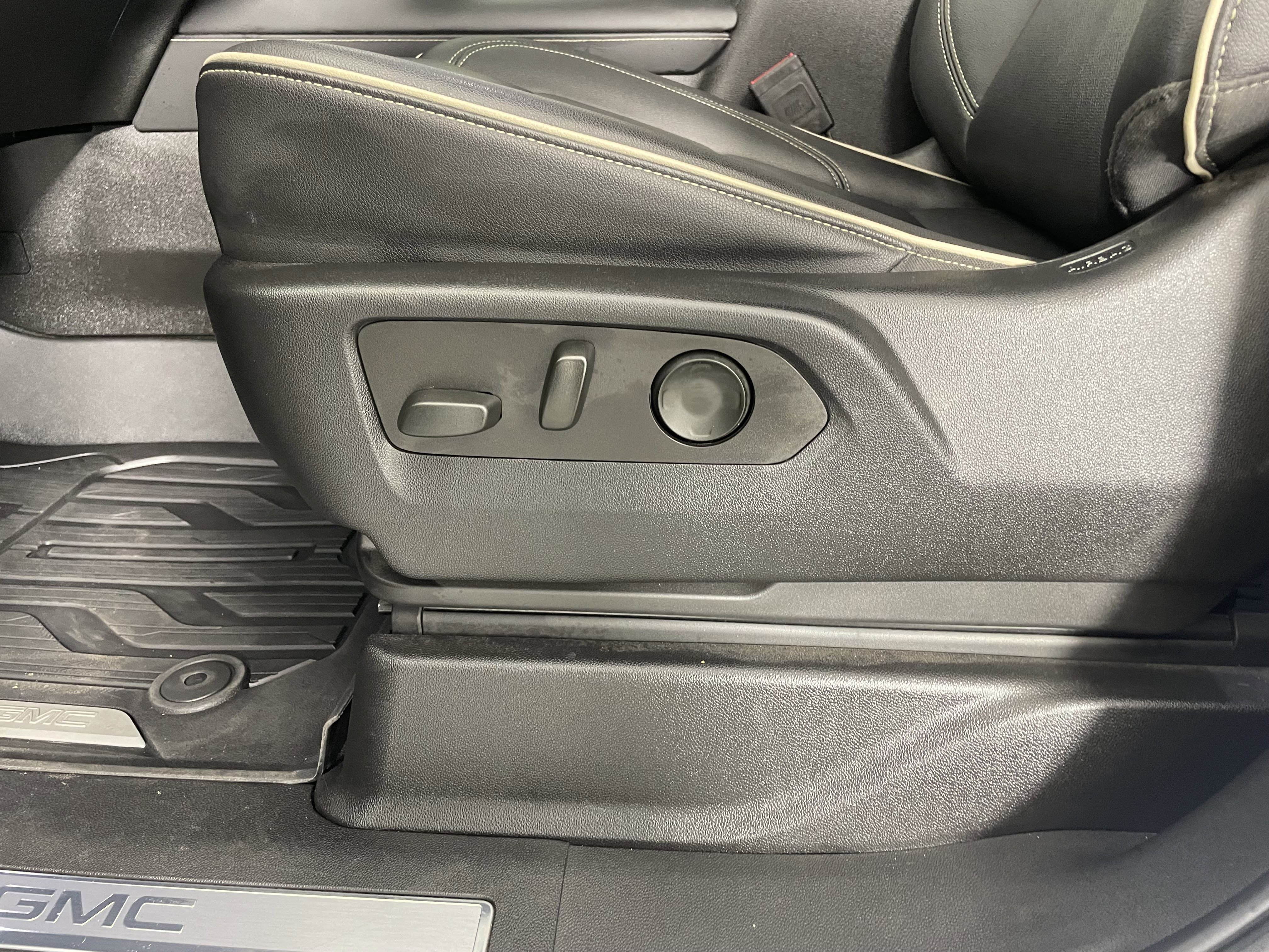 Used 2022 GMC Yukon SLT w/ SLT Luxury Package image 14