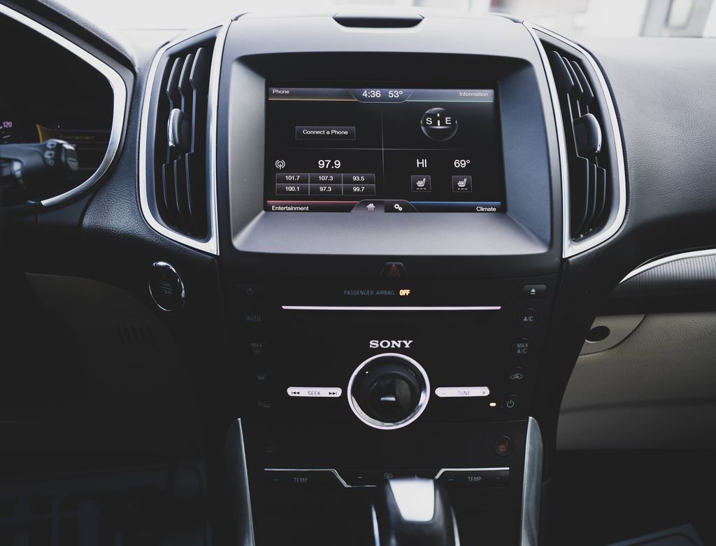 Used 2015 Ford Edge Titanium image 3