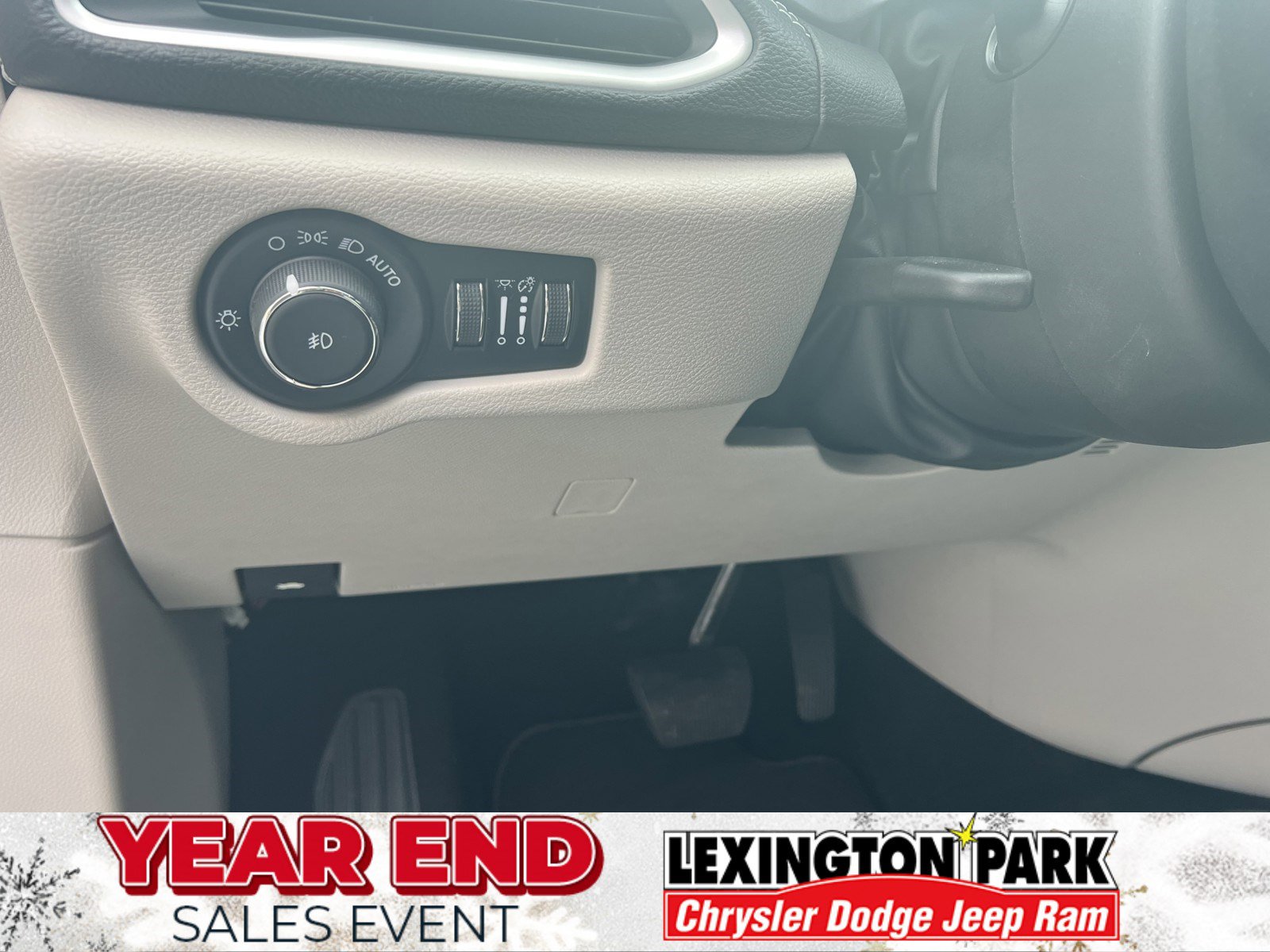 Used 2024 Chrysler Pacifica Select w/ Uconnect Theater Family Group image 21