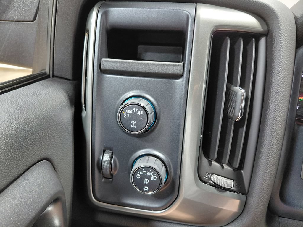 Used 2018 Chevrolet Silverado 1500 LT w/ All Star Edition AWD/4WD image 38