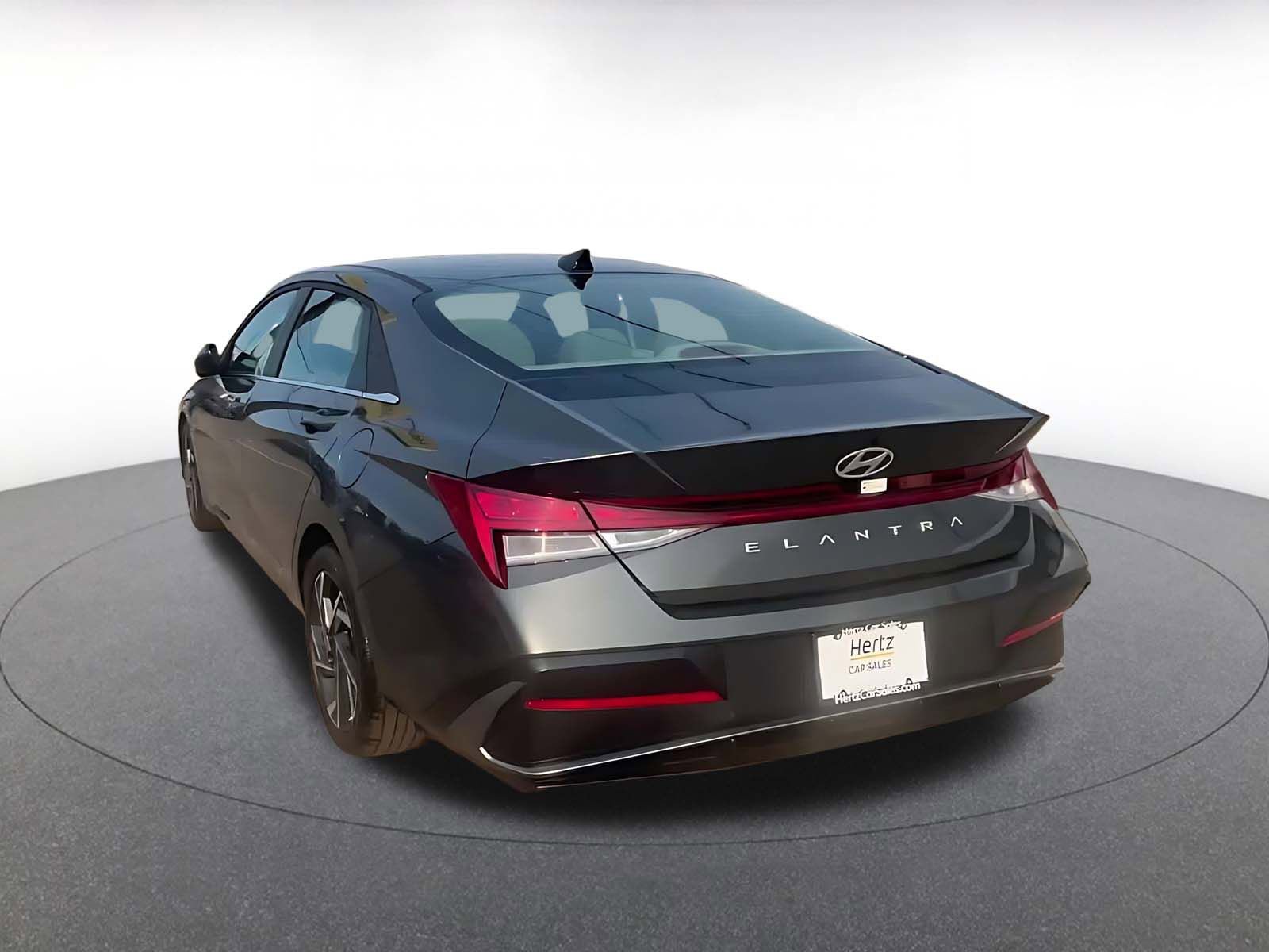 Used 2025 Hyundai Elantra SEL image 11