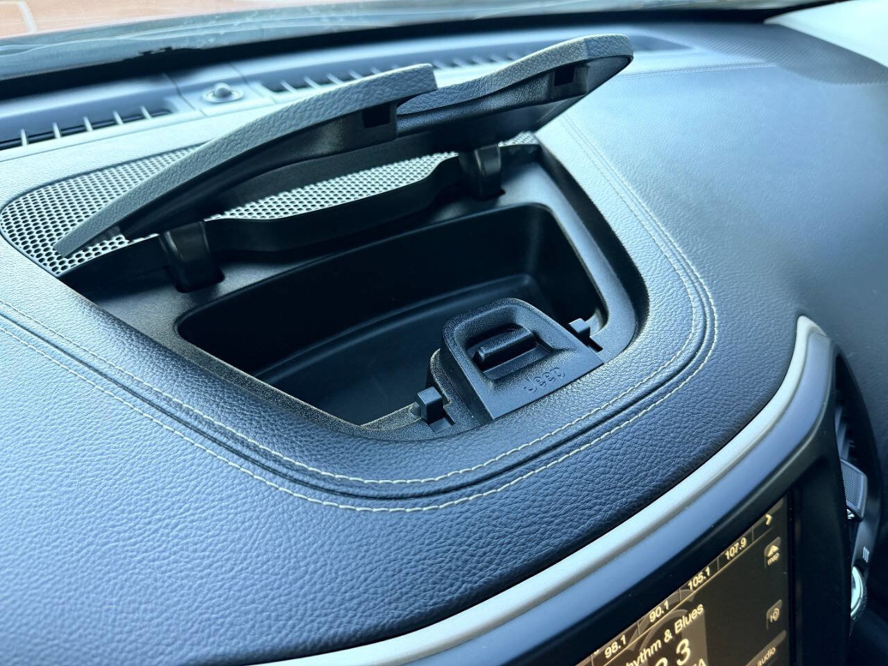 Used 2015 Jeep Cherokee Limited w/ Luxury Group image 40