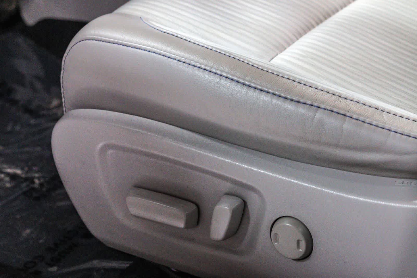 Certified 2019 Toyota Highlander Plus w/ Carpet Mat Package (TMS) FWD image 22