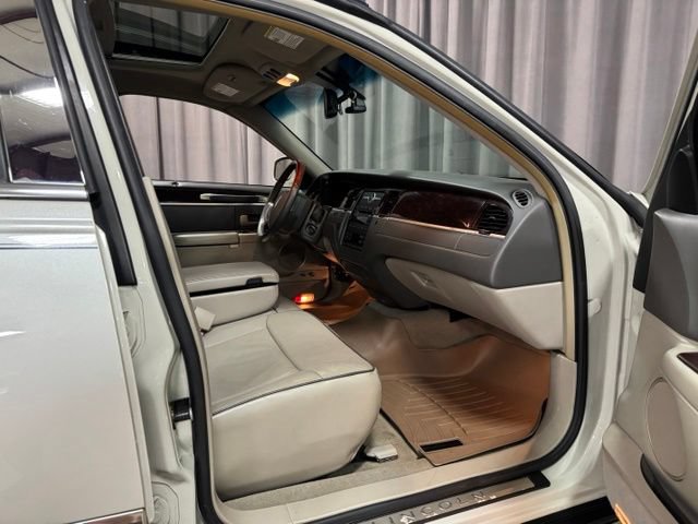 Used 2006 Lincoln Town Car Designer Series RWD image 7
