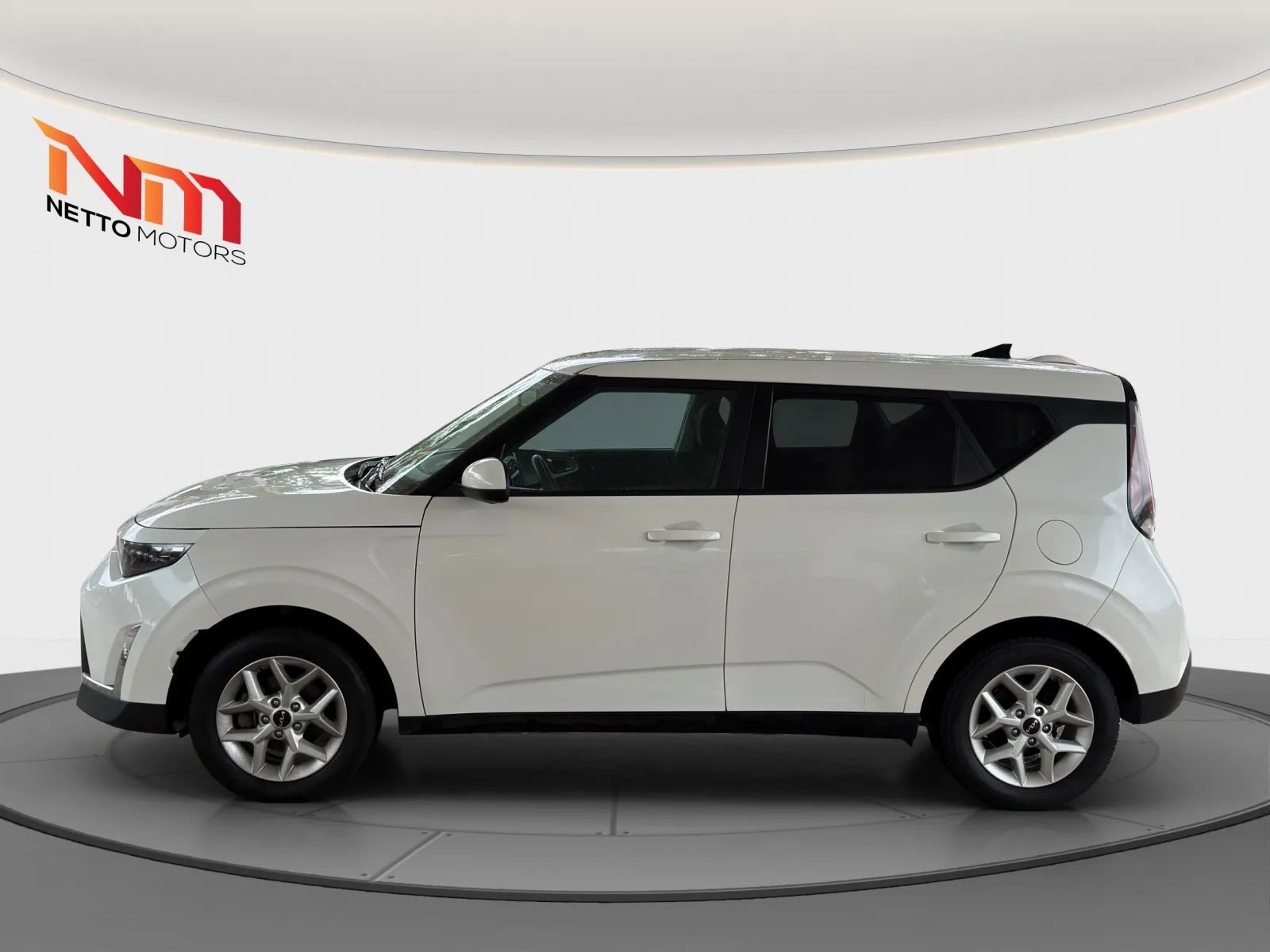 Used 2024 Kia Soul LX w/ Option Group 015 FWD image 2