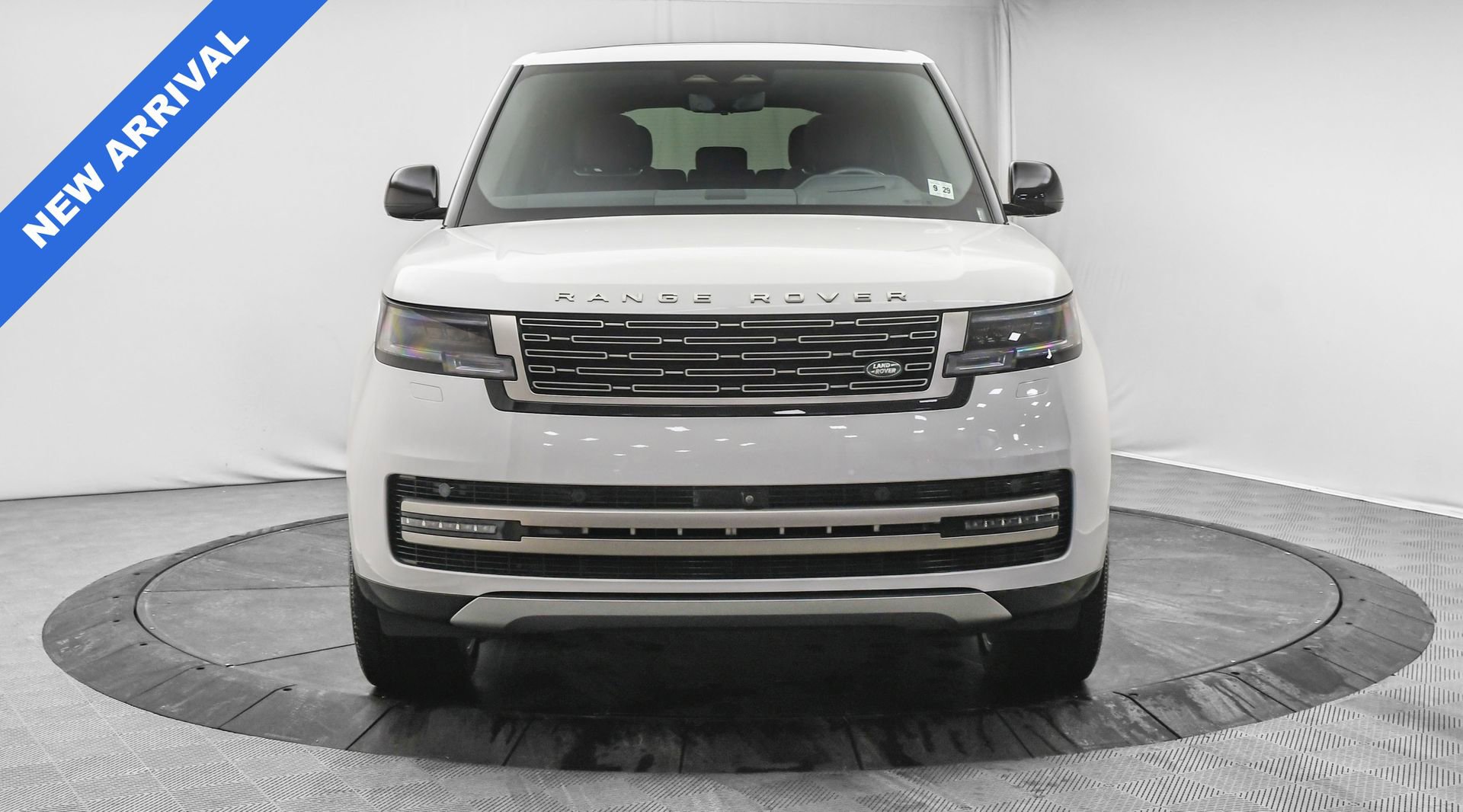 Used 2025 Land Rover Range Rover SE image 2