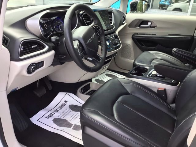 Used 2024 Chrysler Pacifica Touring-L FWD image 11