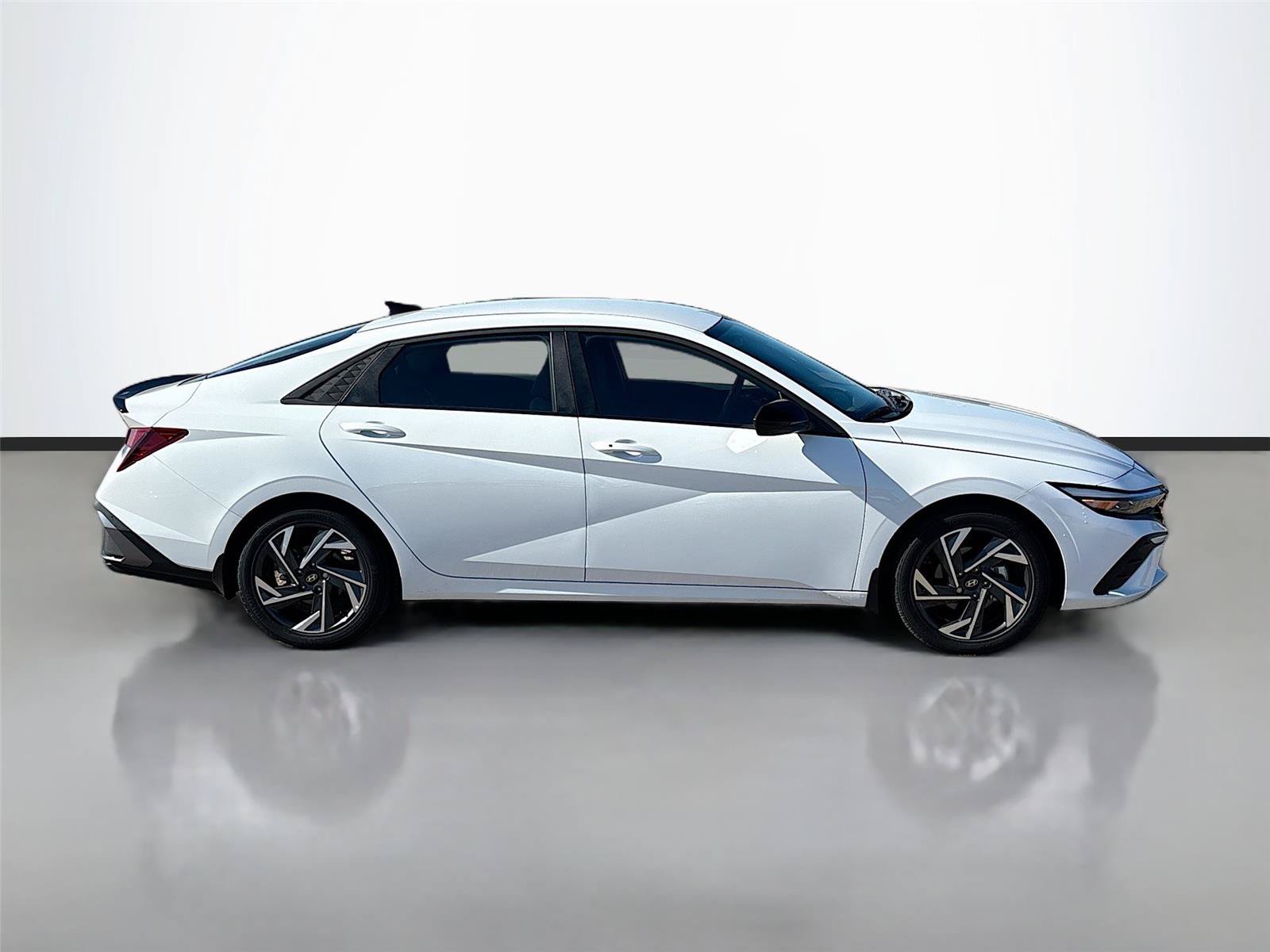 Certified 2025 Hyundai Elantra Sport FWD image 16