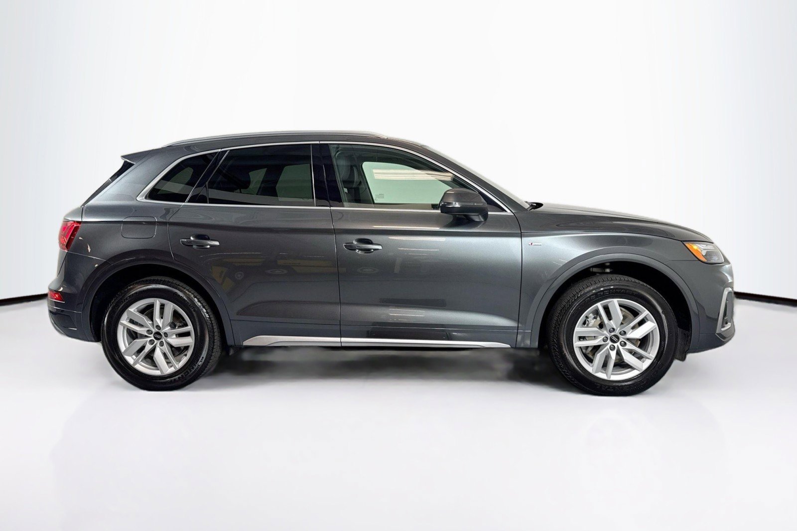 Used 2022 Audi Q5 2.0T Premium w/ Convenience Package image 4