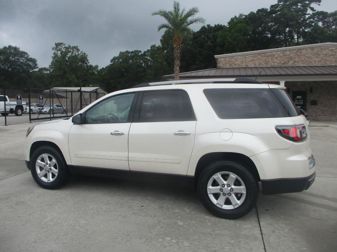 Used 2015 GMC Acadia SLE FWD image 2