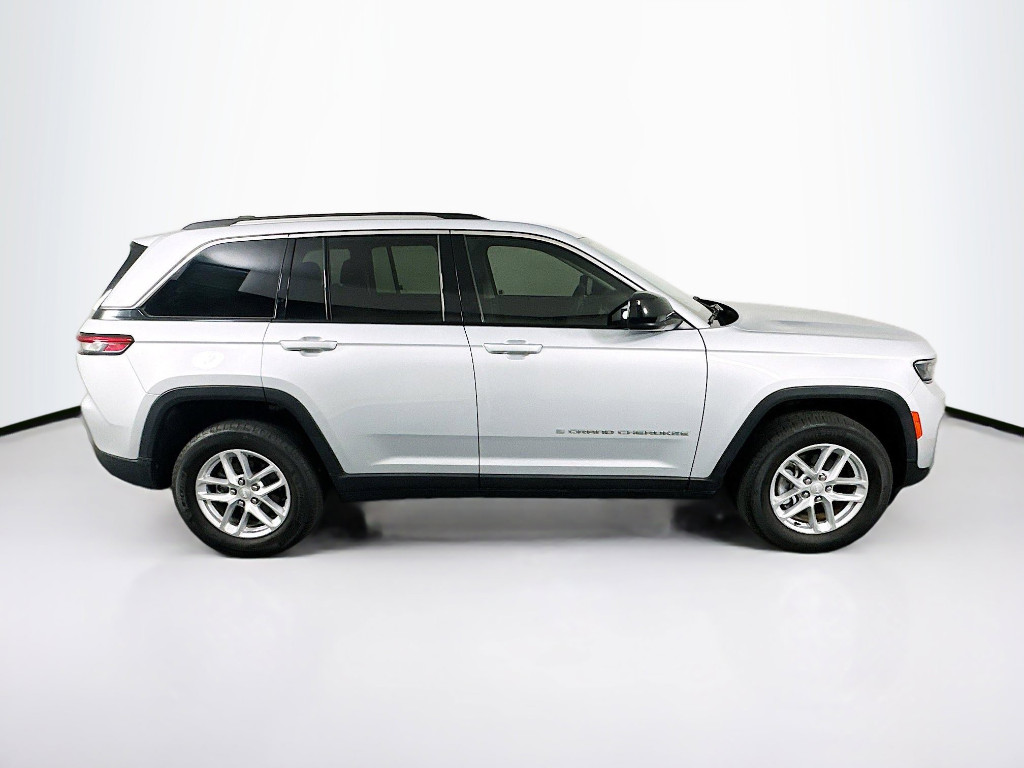 Used 2023 Jeep Grand Cherokee Laredo image 10