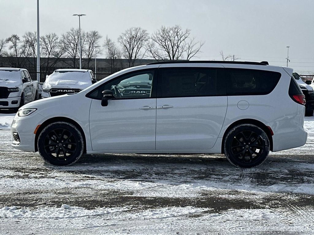 New 2026 Chrysler Pacifica Limited w/ S Appearance Package image 5