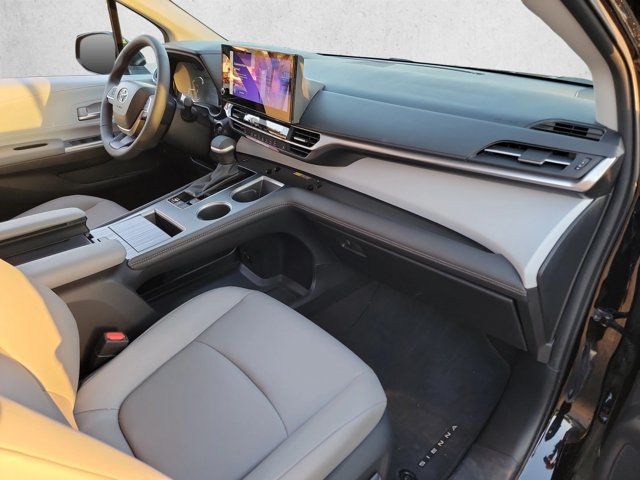 Used 2026 Toyota Sienna XLE FWD image 26