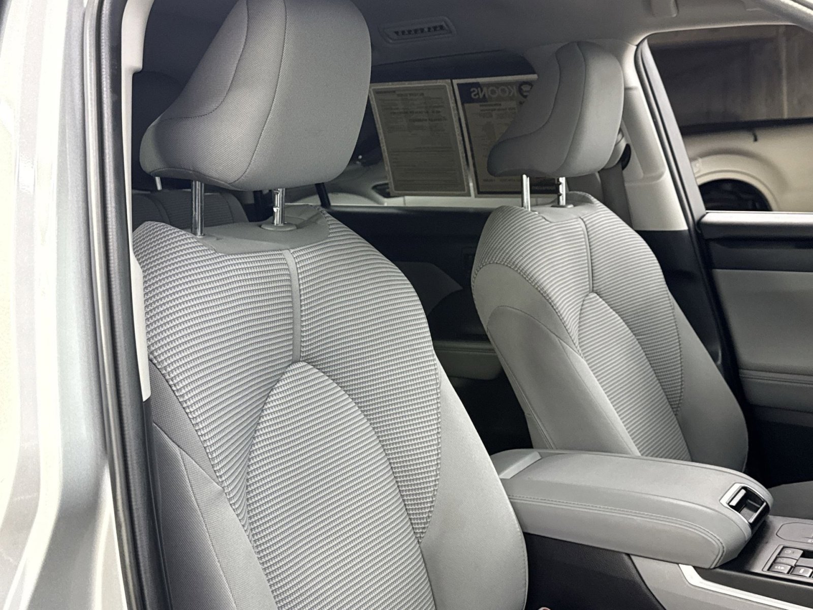 Used 2023 Toyota Highlander LE FWD image 32