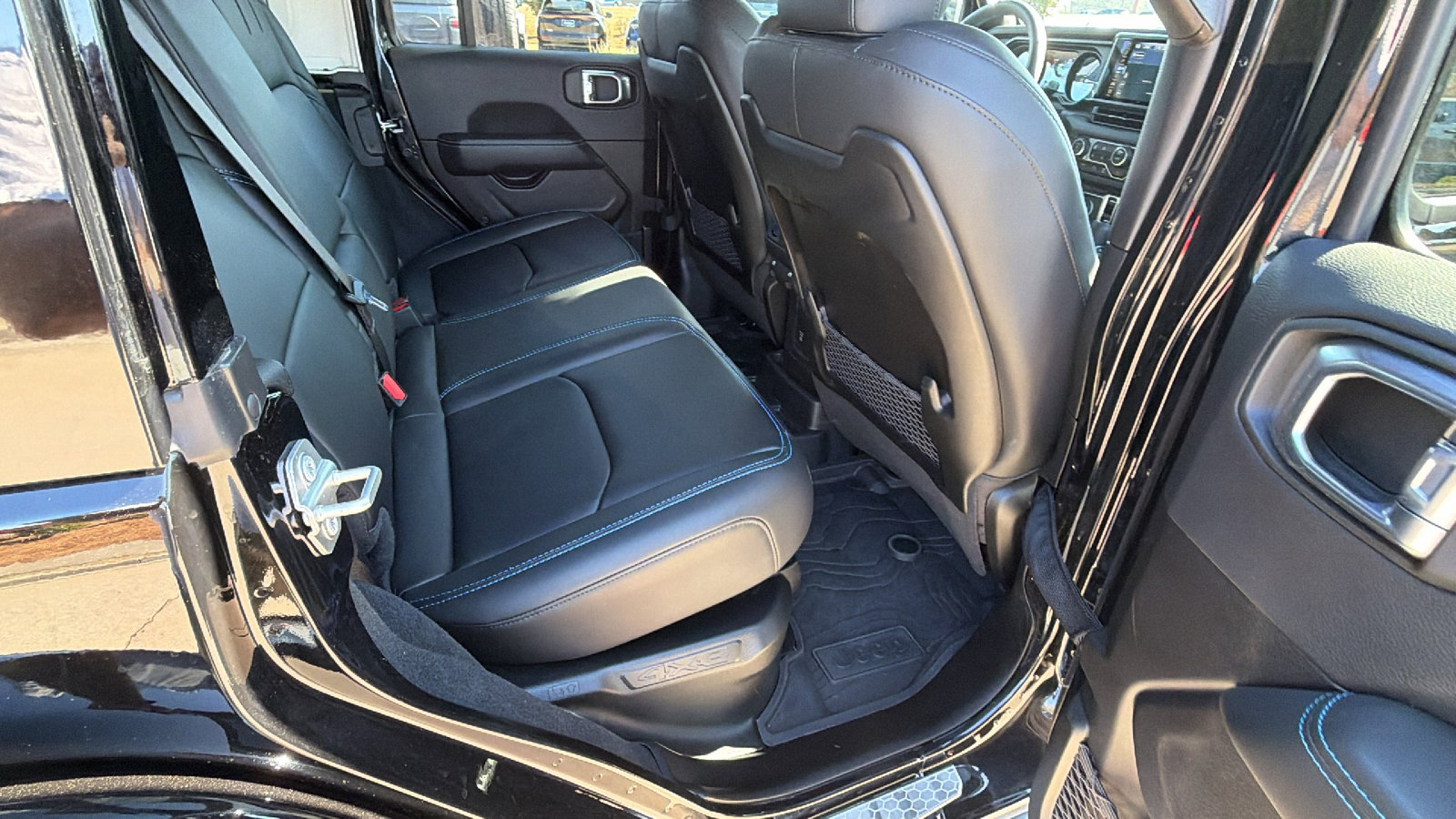 Used 2025 Jeep Wrangler Unlimited Rubicon 4xe image 21