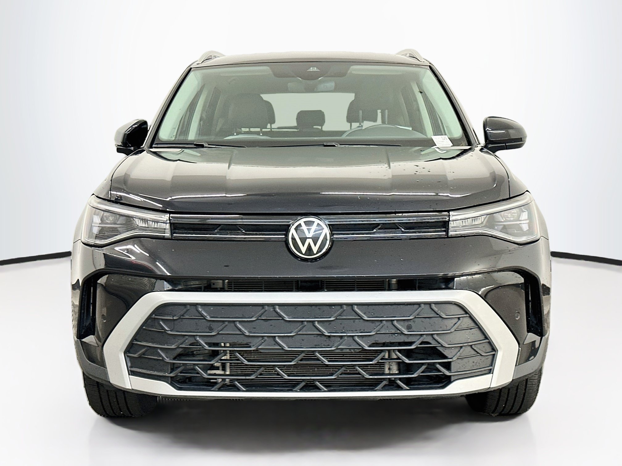 Used 2025 Volkswagen Taos SE AWD/4WD image 2