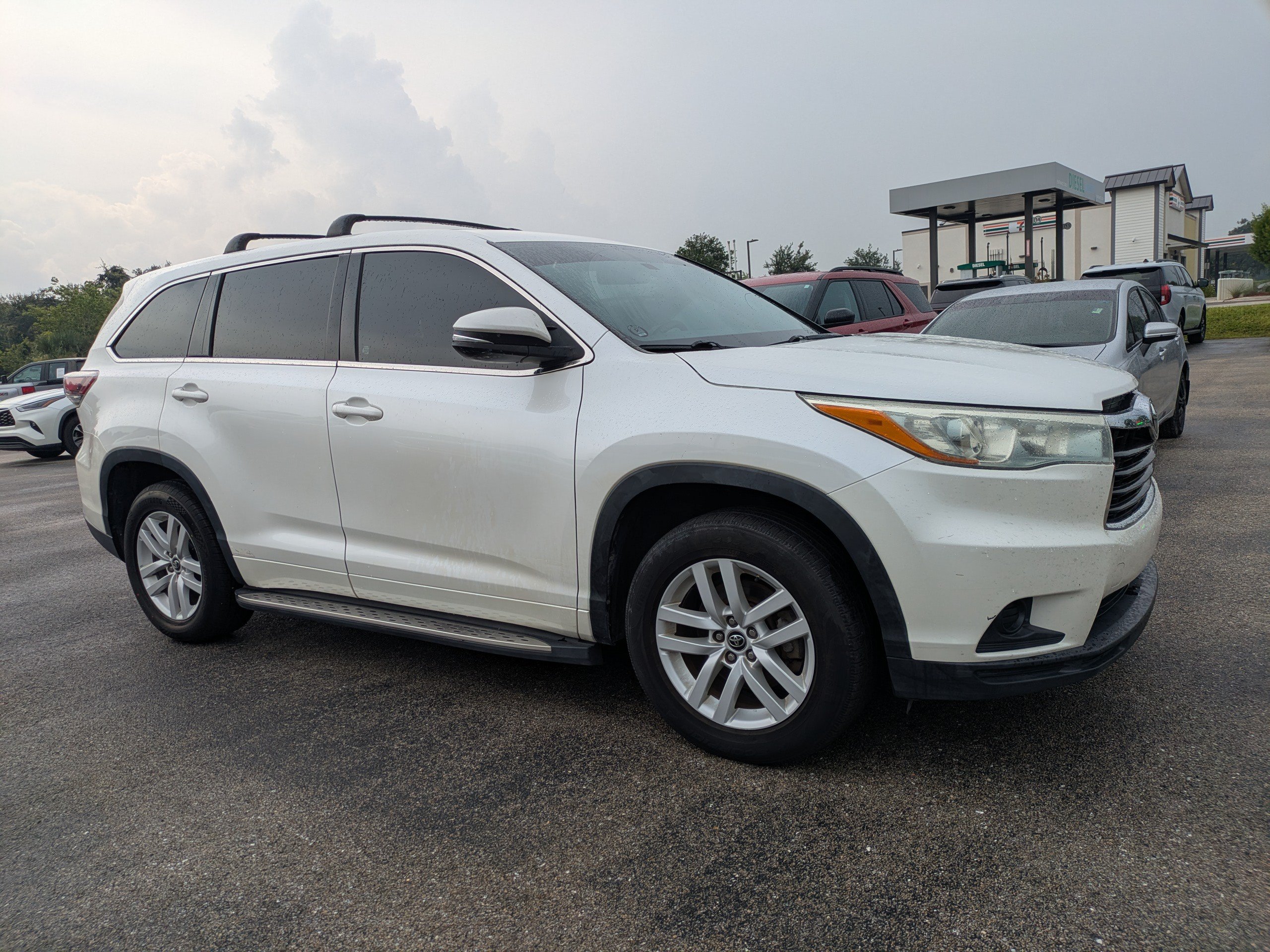 Used 2016 Toyota Highlander LE FWD image 2