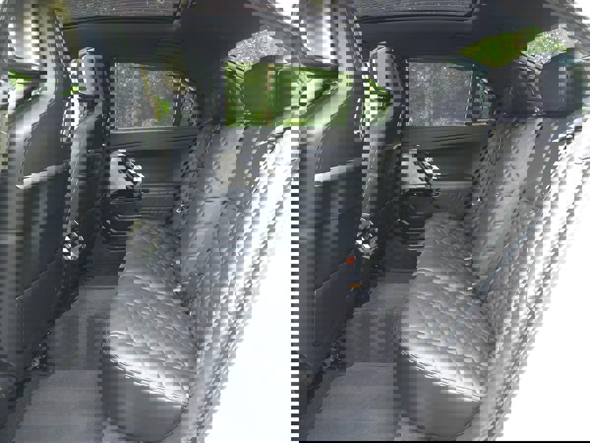 Used 2023 BMW 740i image 15