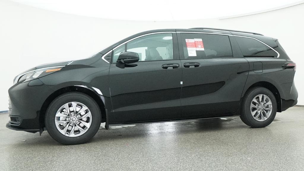 New 2026 Toyota Sienna LE FWD image 4