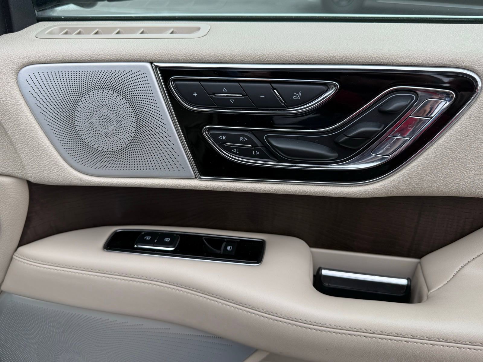 Used 2020 Lincoln Navigator Reserve w/ Luxury Package image 21