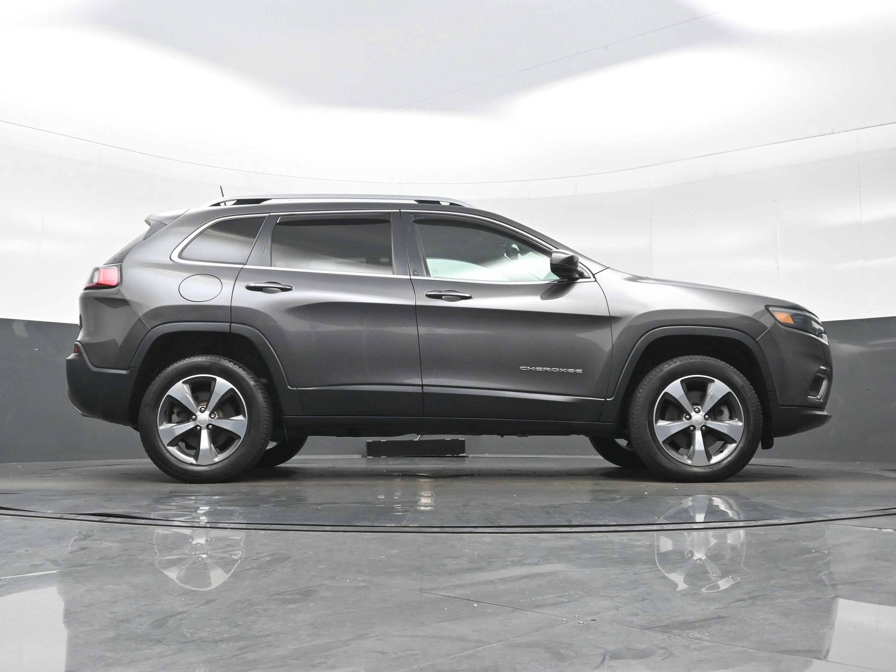 Used 2019 Jeep Cherokee Limited w/ Trailer Tow Group AWD/4WD image 36