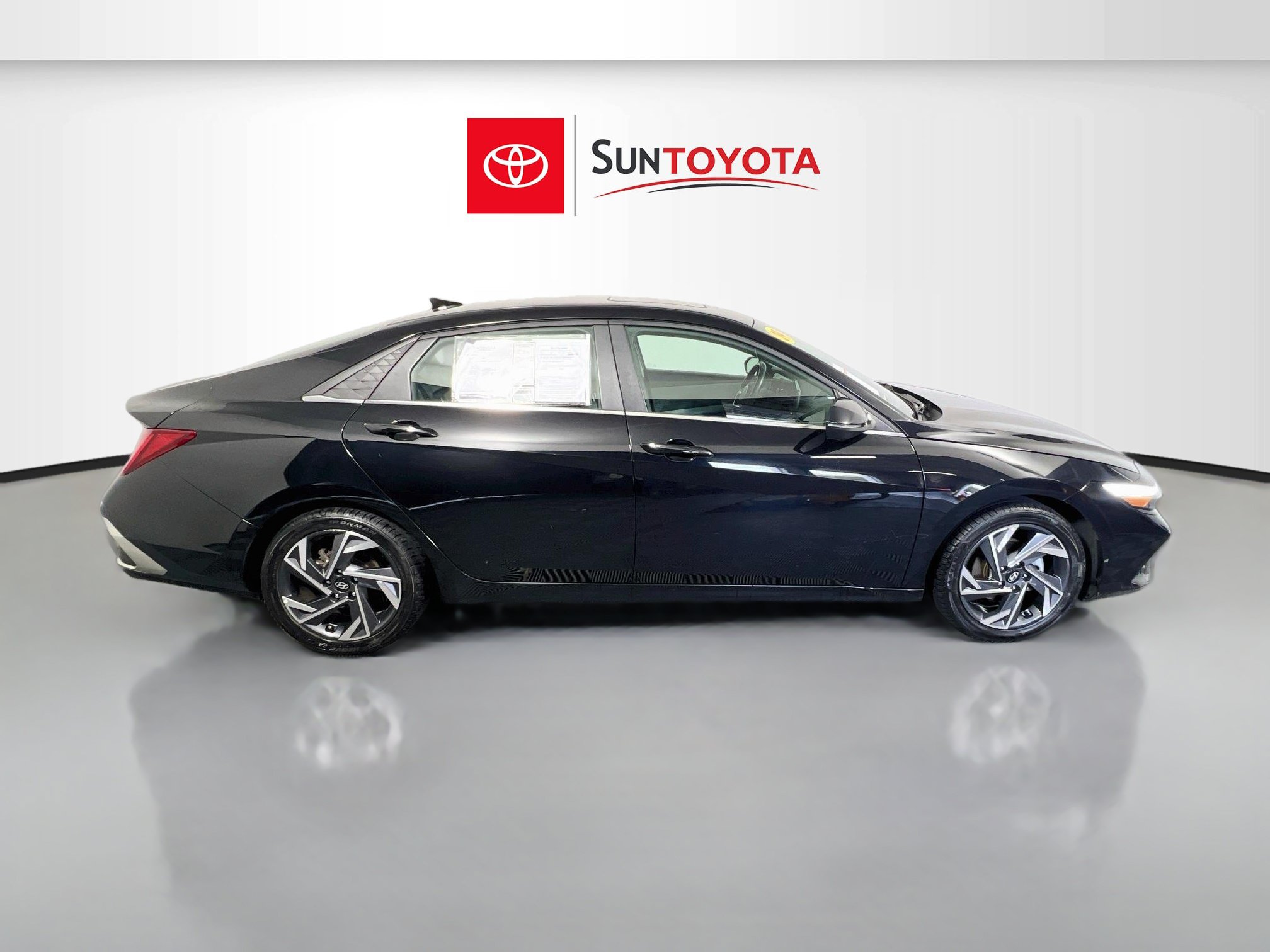 Used 2024 Hyundai Elantra Limited FWD image 2