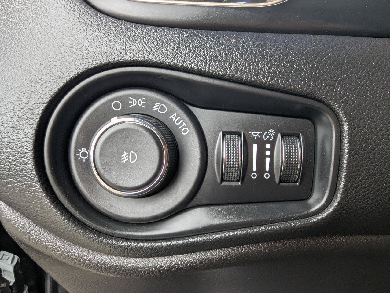 Used 2017 Jeep Renegade Latitude w/ Cold Weather Group AWD/4WD image 16