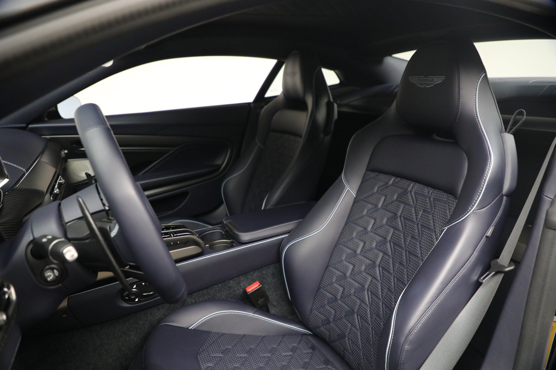 Used 2025 Aston Martin Vanquish RWD image 15