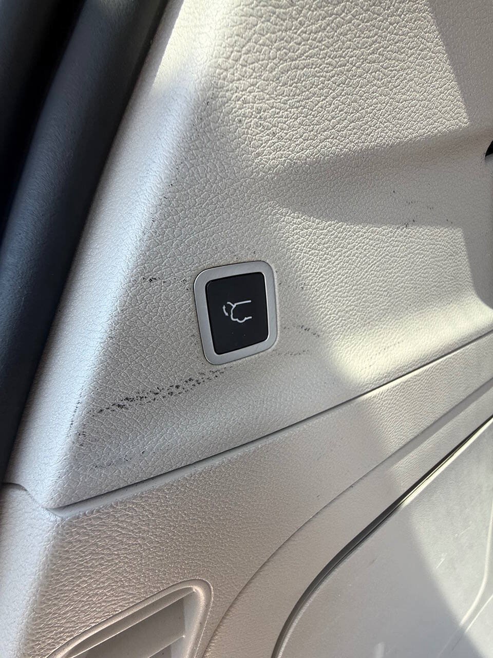 Used 2018 Chrysler Pacifica Limited w/ Tire & Wheel Group FWD image 9