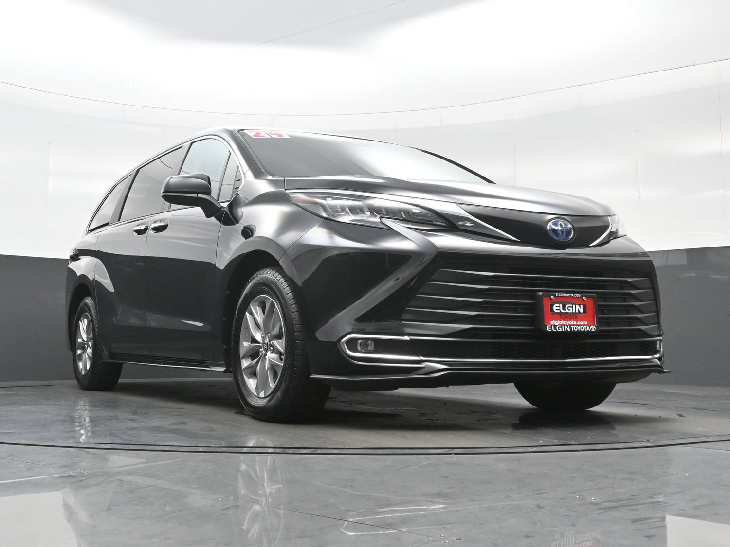 Used 2024 Toyota Sienna XLE FWD image 28