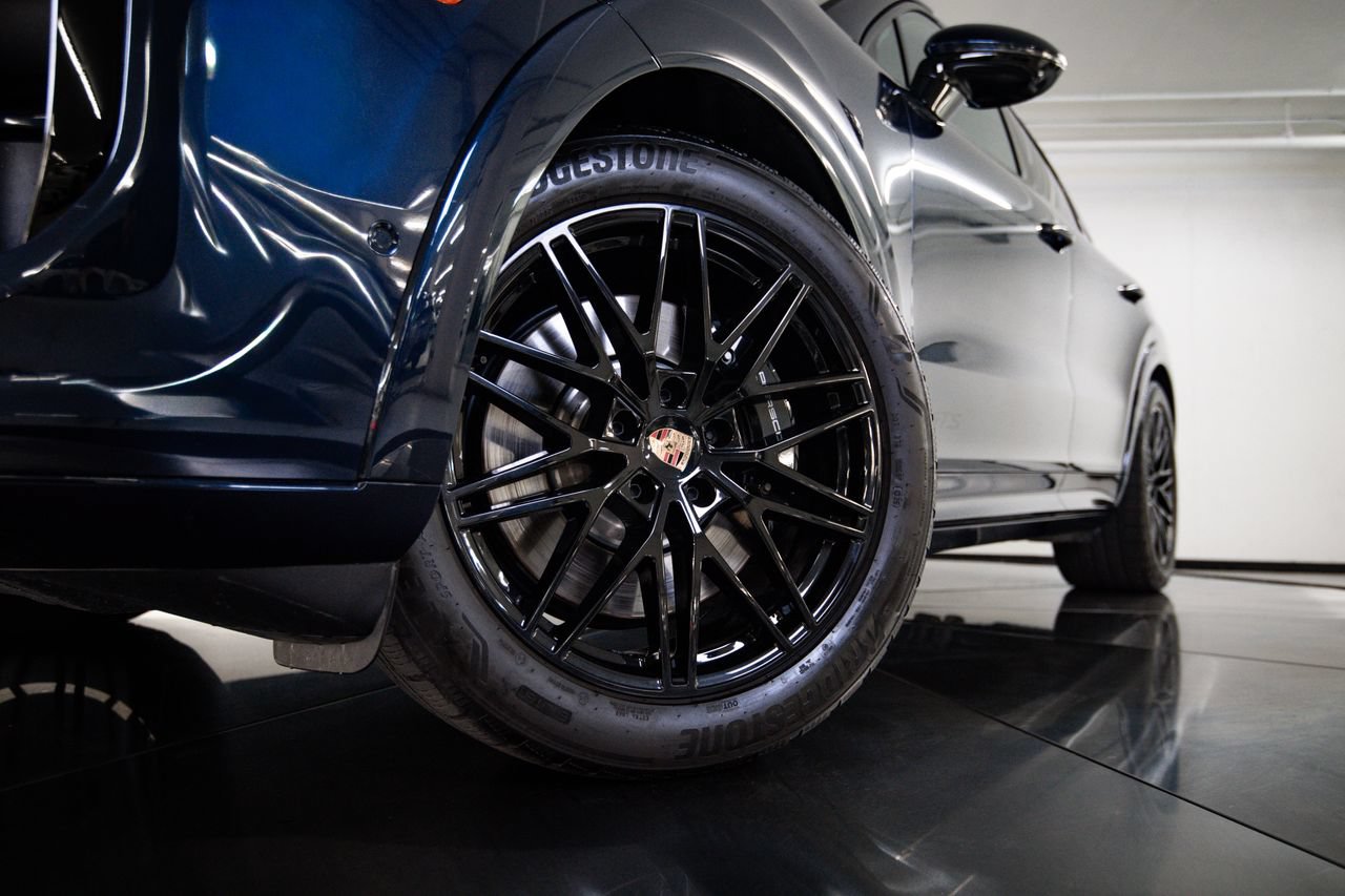 Certified 2025 Porsche Cayenne GTS AWD/4WD image 12