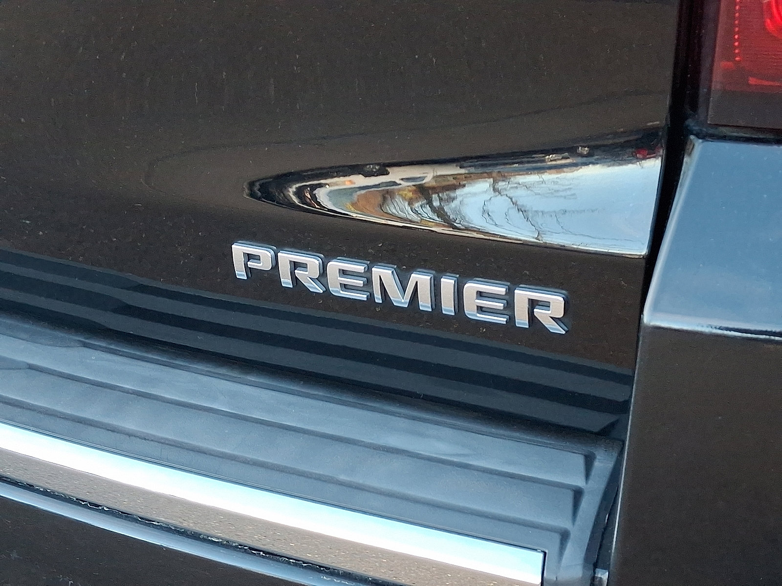 Used 2015 Chevrolet Suburban LTZ image 35