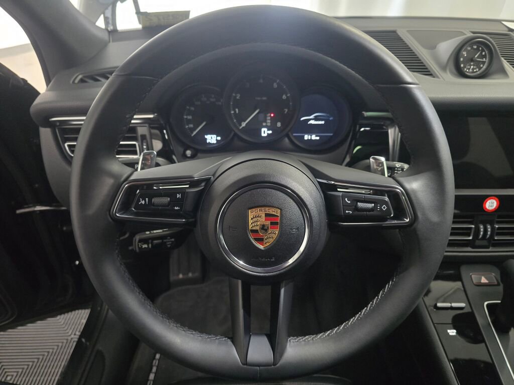 Certified 2025 Porsche Macan image 15