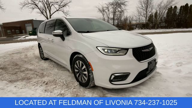 Used 2023 Chrysler Pacifica Limited image 2