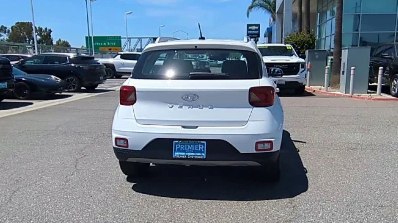 Used 2025 Hyundai Venue SEL FWD image 7