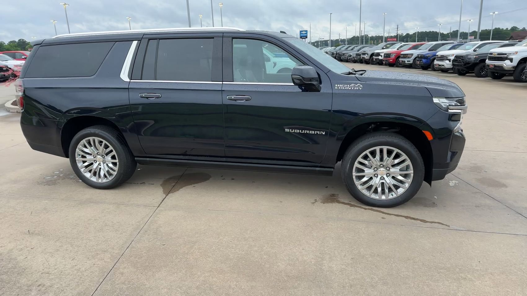 Used 2023 Chevrolet Suburban High Country AWD/4WD image 2