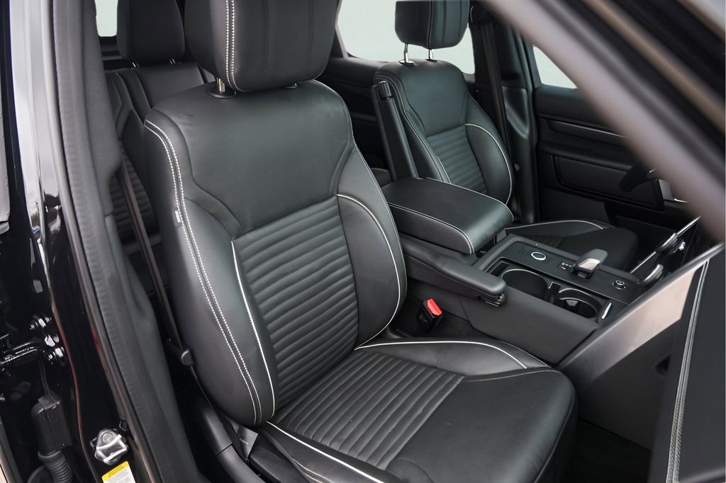 Used 2024 Land Rover Discovery Metropolitan Edition image 35