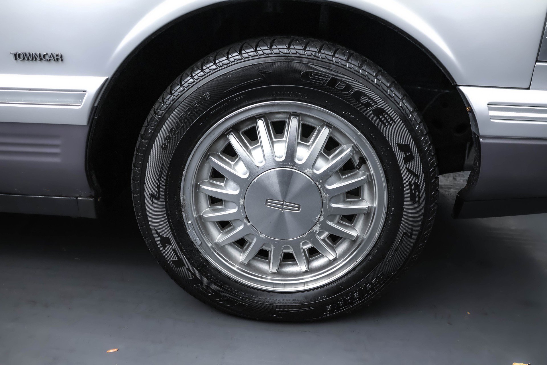 Used 1995 Lincoln Town Car Signature image 19