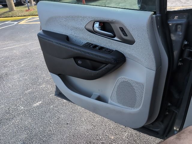 Used 2021 Chrysler Pacifica Touring-L w/ Uconnect Theater Family Group image 23