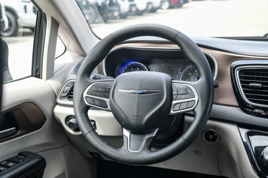 Used 2019 Chrysler Pacifica L FWD image 12