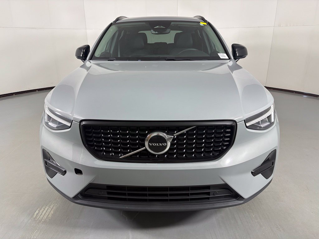 Used 2024 Volvo XC40 B5 Core AWD/4WD image 3