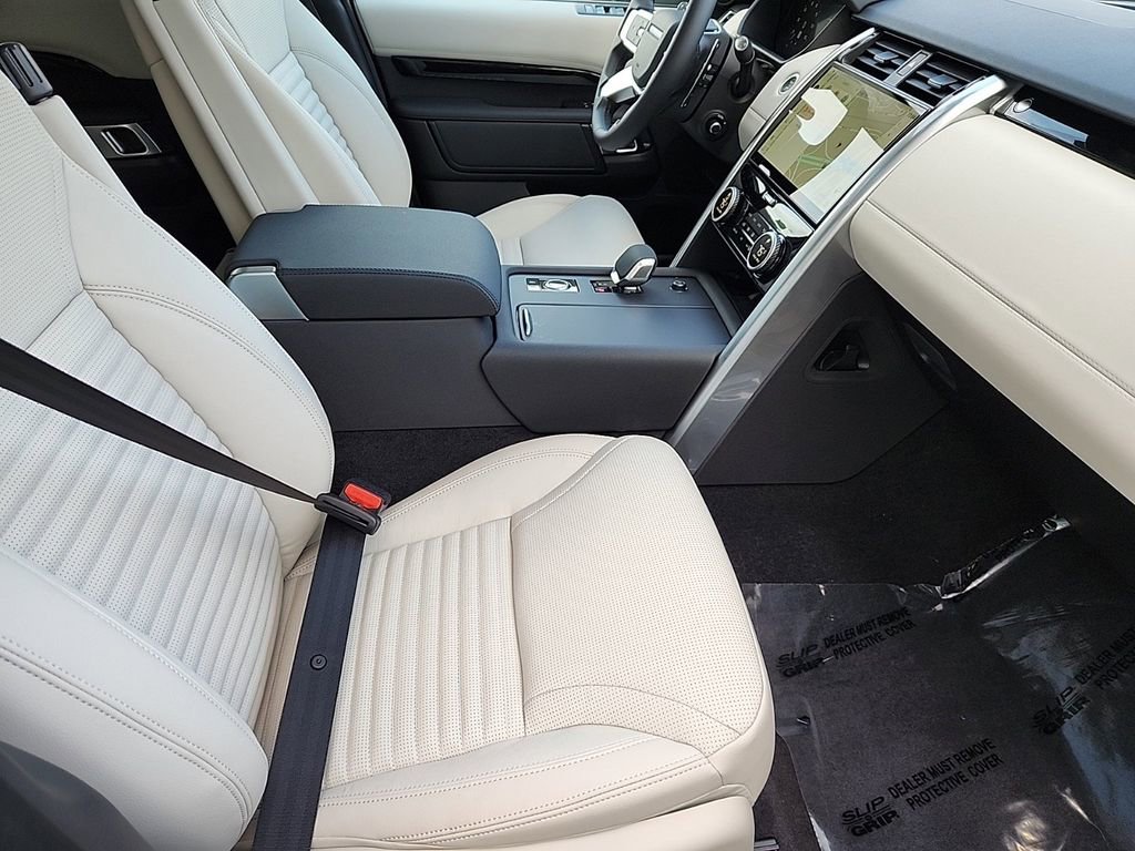 Used 2025 Land Rover Discovery S image 3