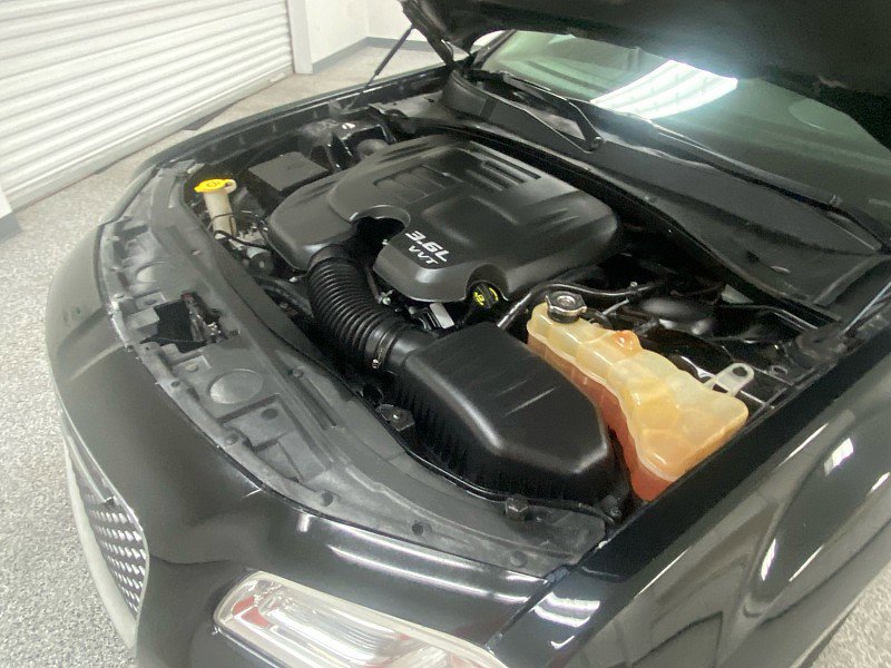 Used 2017 Chrysler 300 C image 18