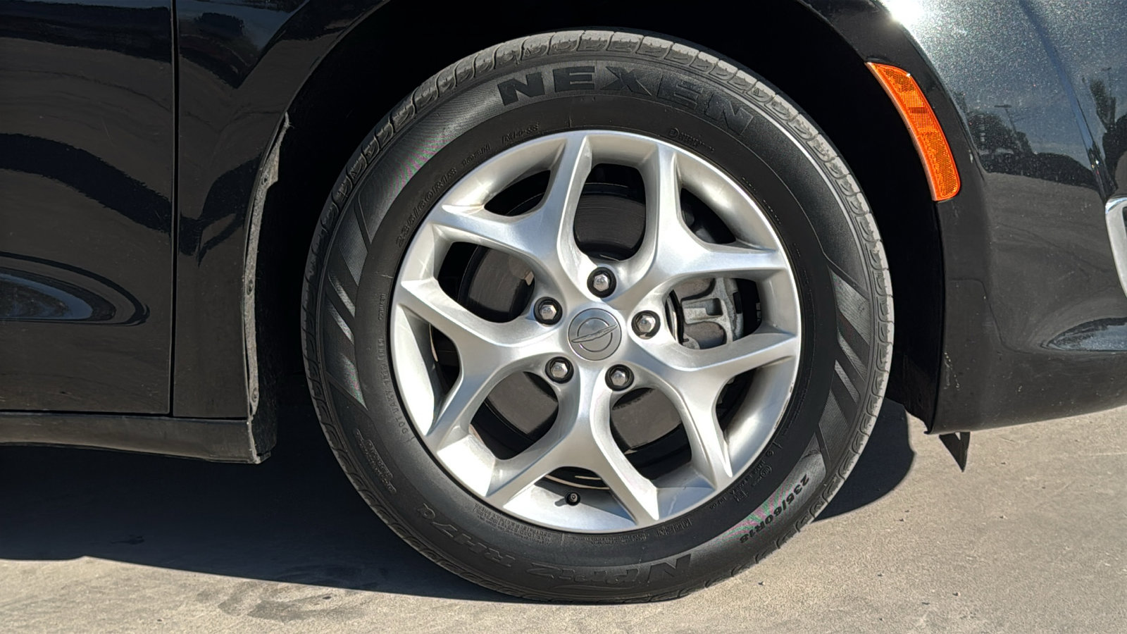 Certified 2020 Chrysler Pacifica Touring w/ Tire & Wheel Group image 29