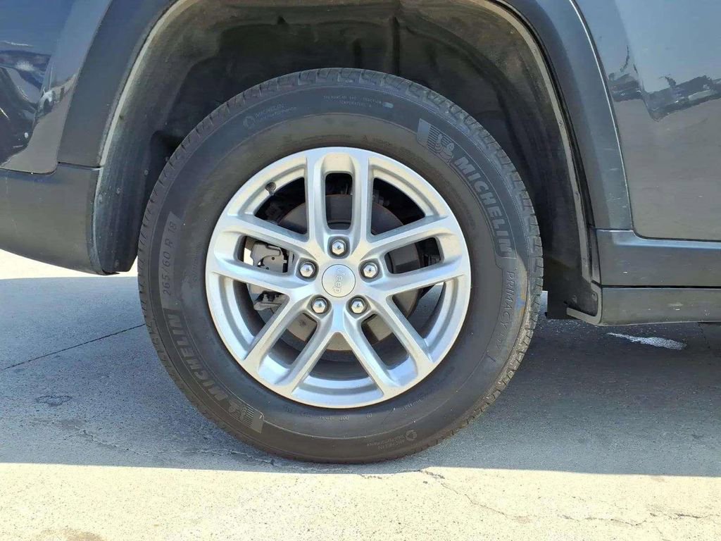 Used 2025 Jeep Grand Cherokee Laredo X image 20