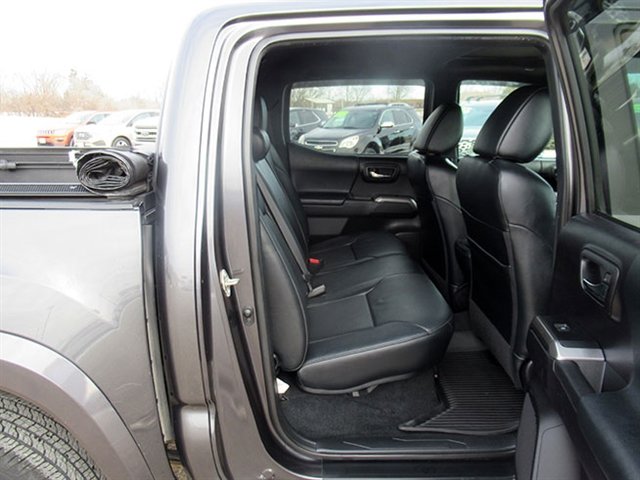 Used 2020 Toyota Tacoma Limited image 14