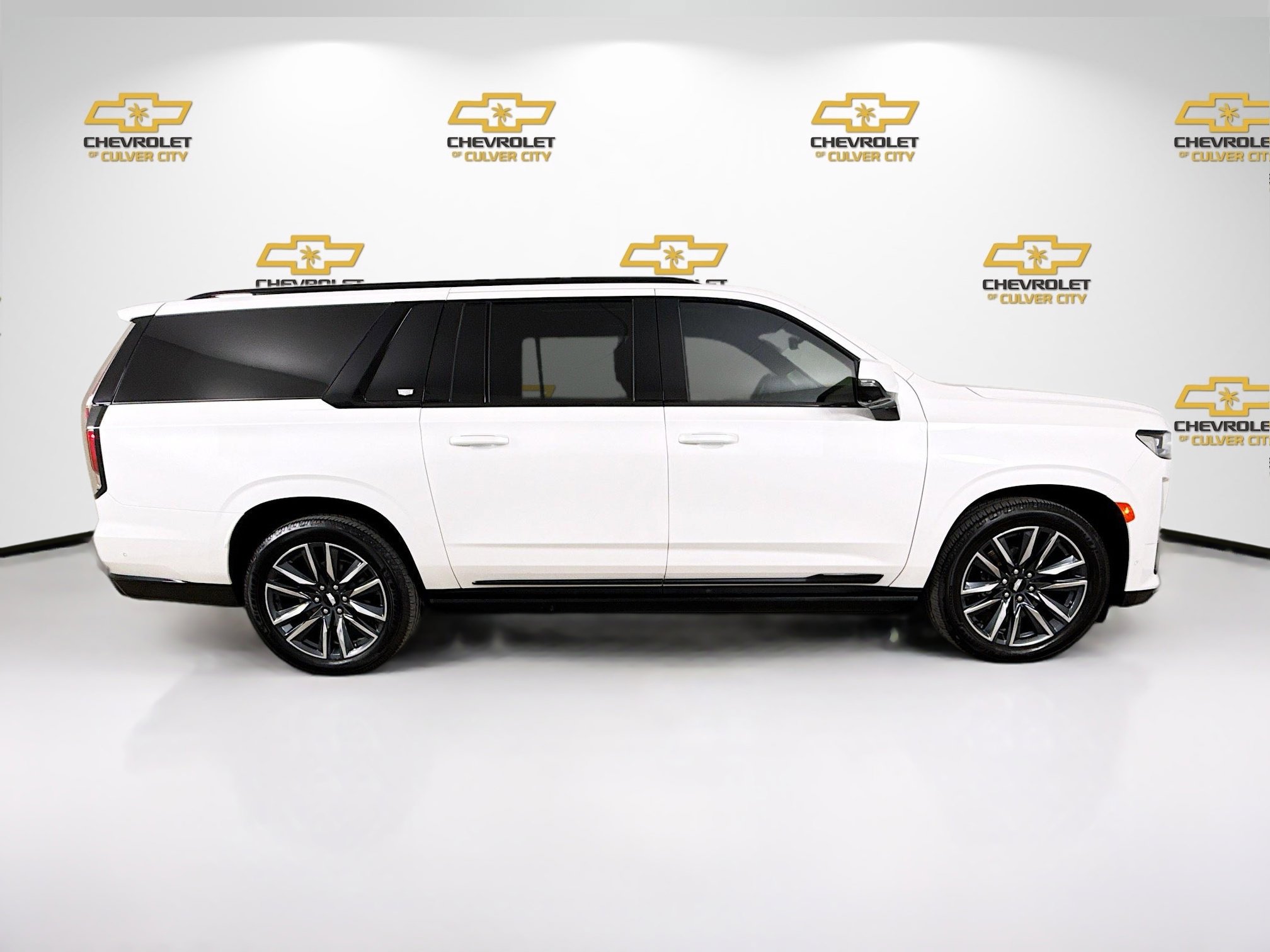 Used 2023 Cadillac Escalade ESV Sport Platinum w/ Heavy-Duty Trailer Package AWD/4WD image 8