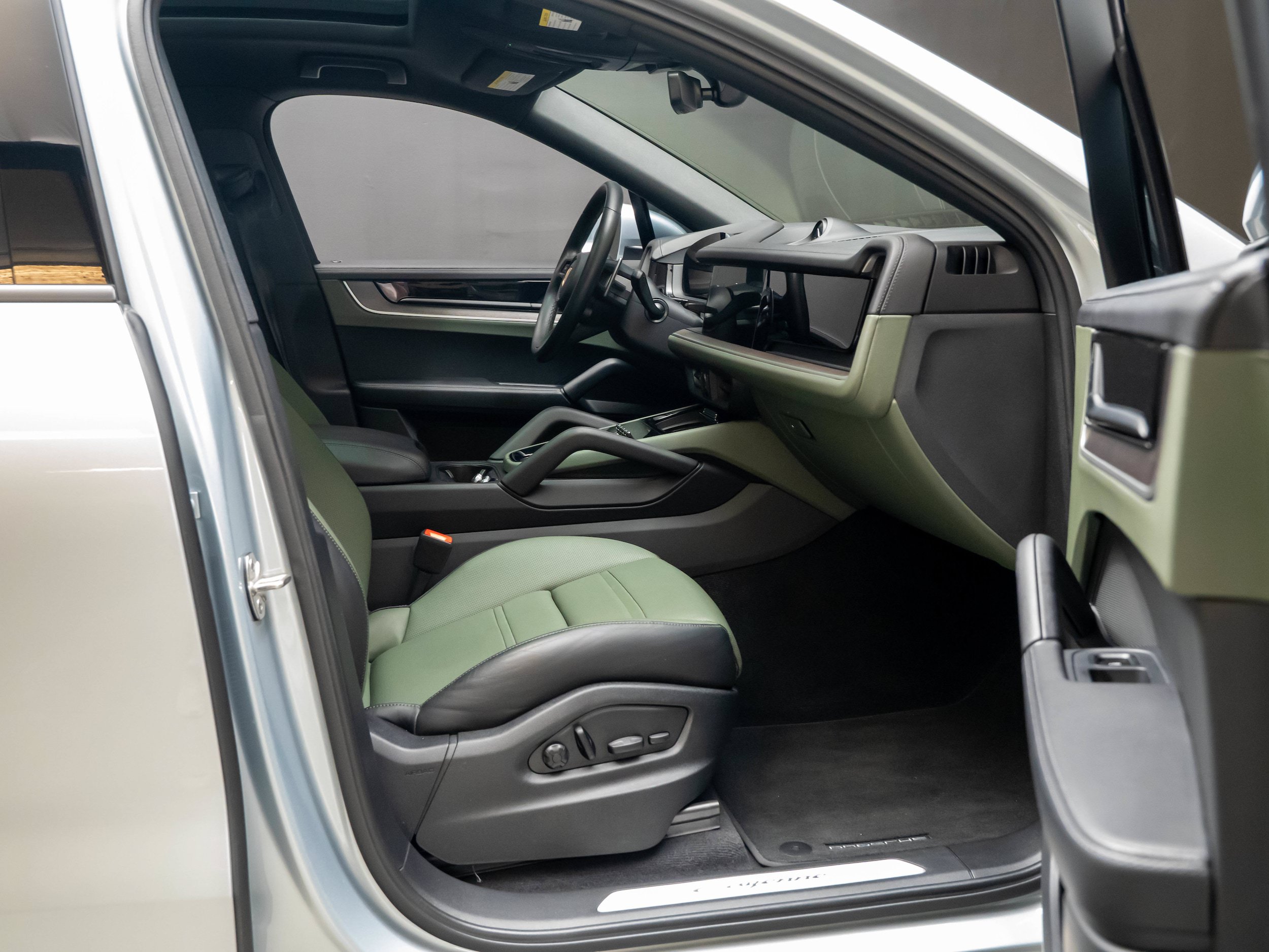 Certified 2024 Porsche Cayenne Coupe AWD/4WD image 29