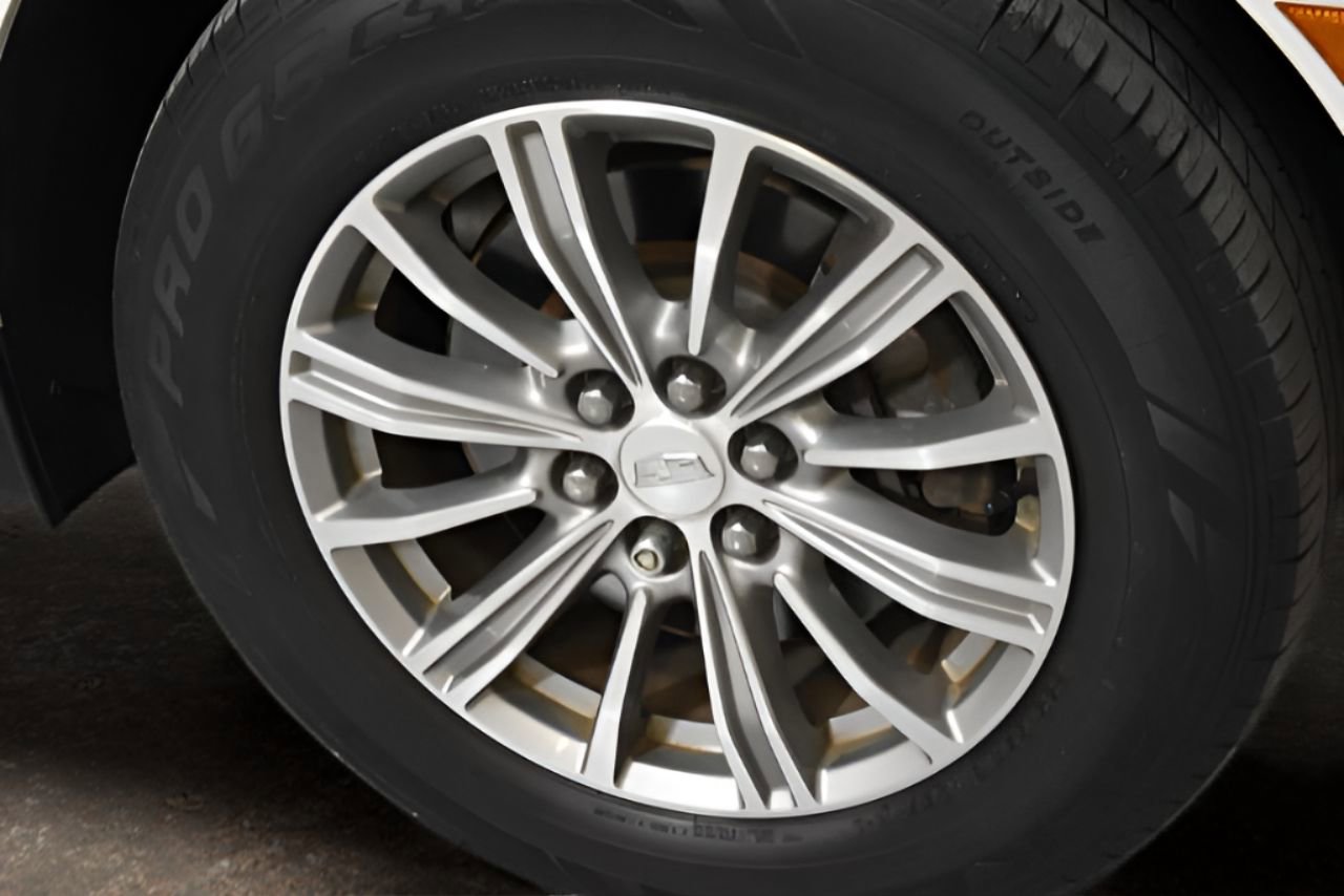 Used 2017 Cadillac XT5 Luxury w/ Driver Awareness Package image 6