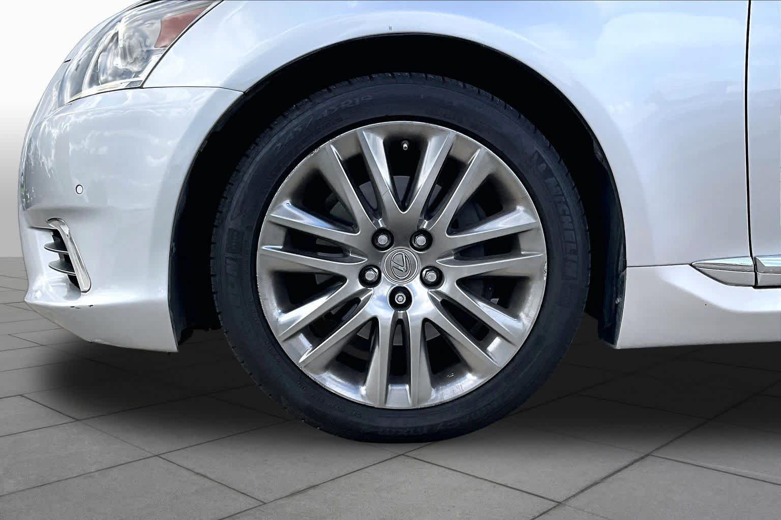 Used 2017 Lexus LS 460 w/ Comfort Package RWD image 9